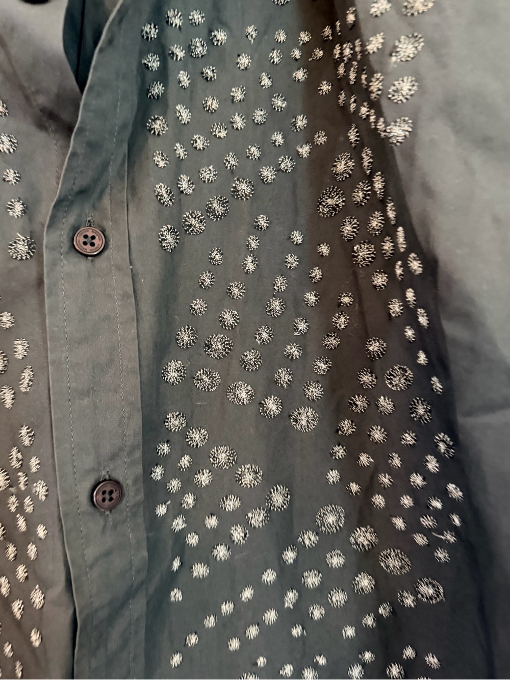 Men's Gray Long-Sleeve Casual Button-Down Shirt with Stud Detail - Picture 2 of 6